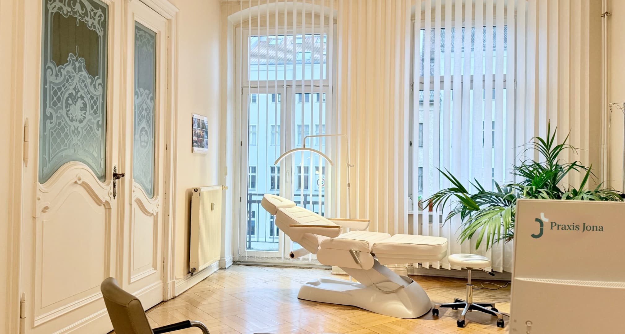 Praxis Jona Behandlungsraum für medizinisches Microneedling in Berlin-Mitte